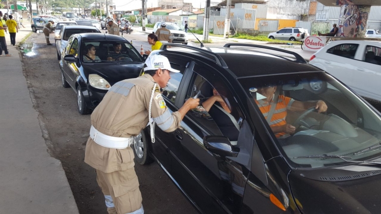 Comando educativo da SMTT conscientiza motoristas na avenida João Ribeiro - SMTT Aracaju